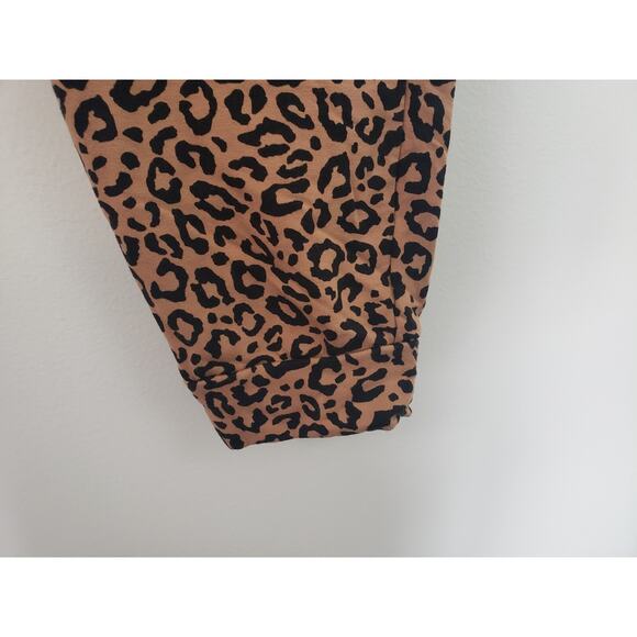 (9) Torrid Women's Pants Size 3 (3X) Fit Jogger Fleece Leopard Crop Mobwife - Picture 3 of 8